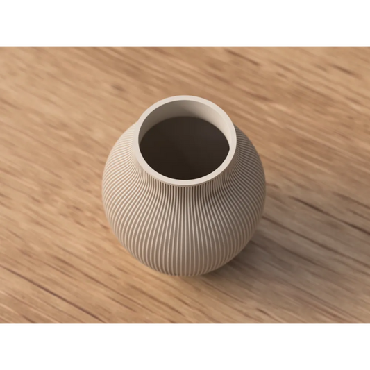 Tayo Japandi vase i lys beige med ribbet tekstur på træbord.