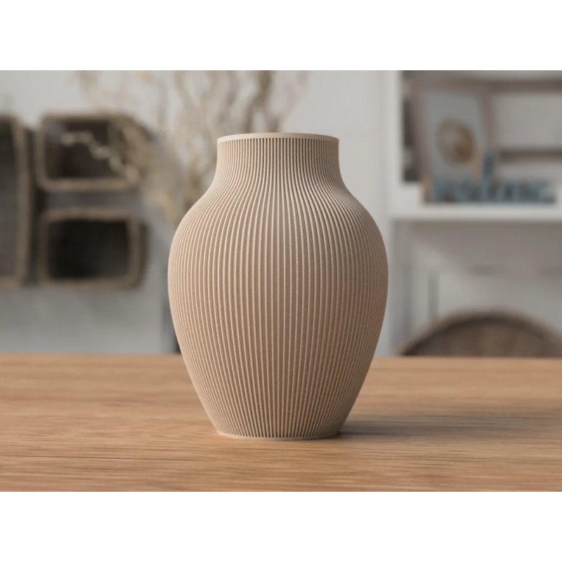 Tayo Japandi vase i stenlignende beige med ribbet tekstur på træbord