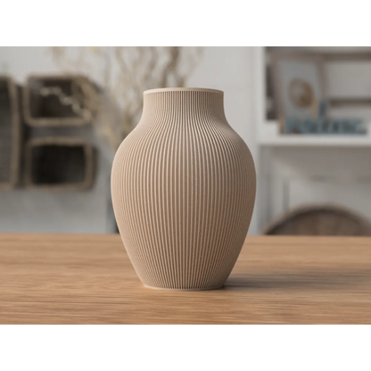 Tayo Japandi vase i stenlignende beige med ribbet tekstur på træbord